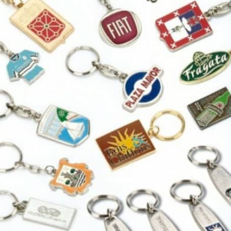 Amplia gama de llaveros de metal, madera y cuero. Un detalle publicitario útil y económico para llevar tu marca a todas partes.