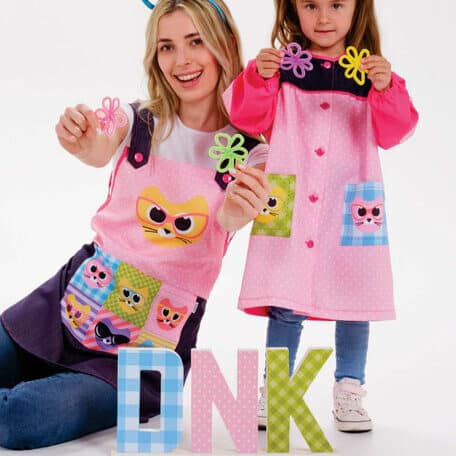 Equipación completa para centros educativos. Uniformes escolares personalizados con bordados de alta calidad. Resistentes, cómodos y duraderos. Consulta presupuesto.
Bata escolar Dyneke con estampado original para profesoras y educadoras infantiles.